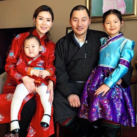 Жүжигчин Б.Амарсайханы гэр бүлийн сар шинийн гангараа